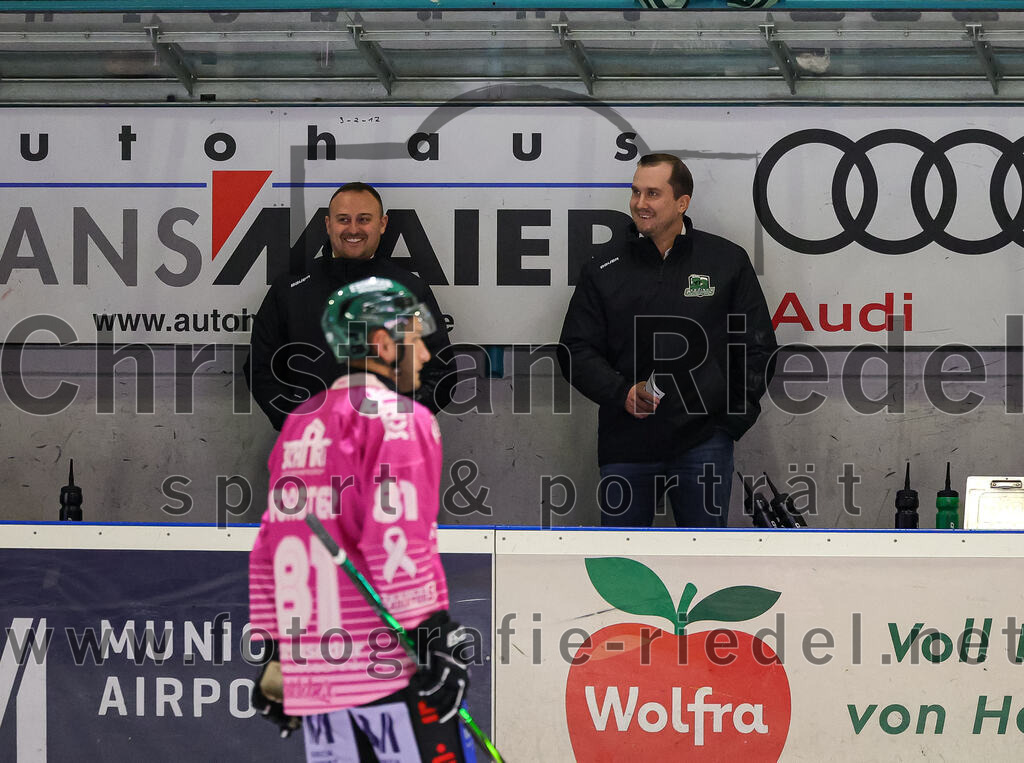 2025-10-24_019_TSV_Erding_gegen_Deggendorfer_SC | Erding, Deutschland, 24.10.2025:Eishockey, Oberliga Süd 2025 / 2026, 11. Spieltag, TSV Erding gegen Deggendorfer SC, Endergebnis: 2:4Co-Trainer Maximilian Helling (Erding Gladiators), Teamchef Dominik Quinlan (Erding Gladiators)Foto: Christian Riedel / fotografie-riedel.net