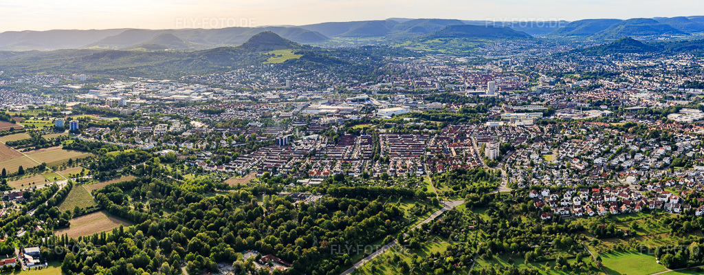 Luftbild: Stadtpanorama aus Nordwesten im Ortsteil Gmindersdorf in Reutlingen im Bundesland Baden-Württemberg in Deutschland. Foto: IMG_008626.jpg vom 27.08.2020 durch Werner Riehm/FLY-FOTO.de