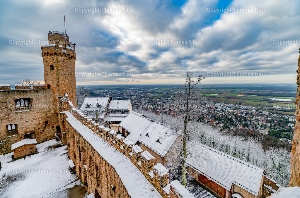 Winter-Schloss-Auerbach-Thomas_Neu_Fotografie-19 | Winterzauber auf Schloss Auerbach: Die historische Burgruine hoch über der Bergstraße zeigt sich im Schnee von ihrer beeindruckendsten Seite. Der Blick über die Rheinebene, der mächtige Wehrturm und die markante Schwarzkiefer machen das Schloss zu einem der schönsten Wintermotive im Odenwald. Entdecken Sie die faszinierende Kombination aus Geschichte, Natur und einzigartiger Winteratmosphäre., Bild: Thomas Neu