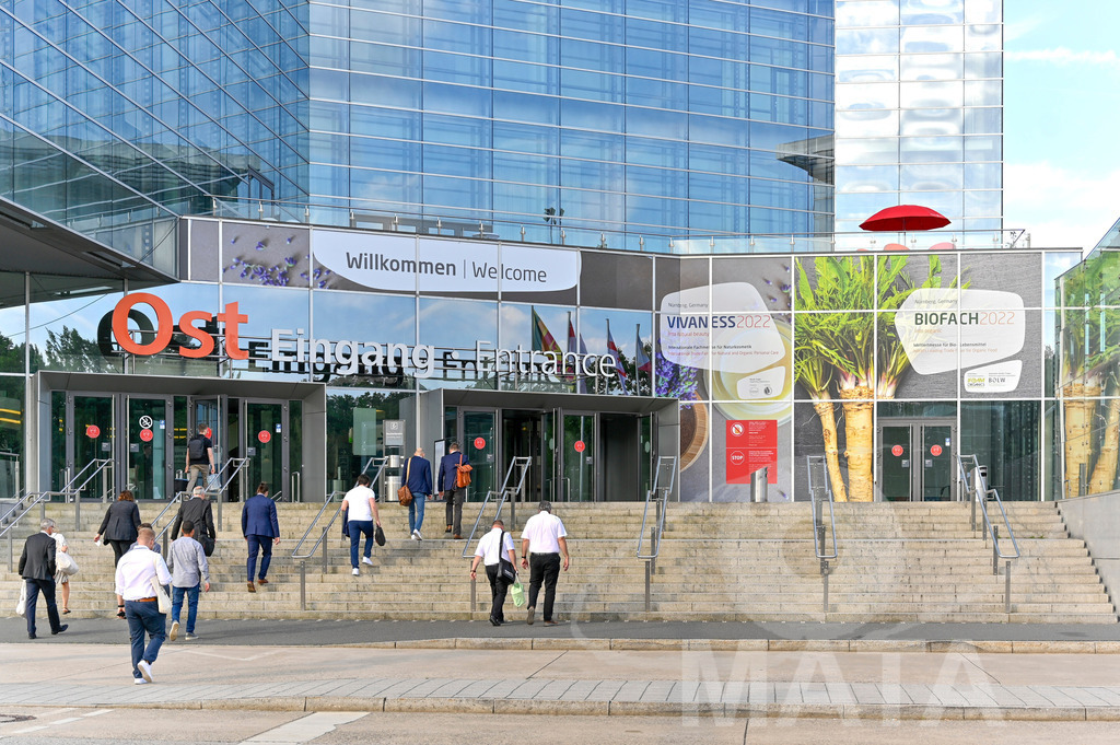 _DW03356 | Das Herz der internationalen Bio-Branche schlug vom 26.–29.07.2022 für vier Tage in Nürnberg. Die BIOFACH, Weltleitmesse für Bio-Lebensmittel, und die VIVANESS, Internationale Fachmesse für Naturkosmetik, meldet sich mit der einmaligen „Summer Edition“ zurück. Groß war die Wiedersehensfreude der über 24.000 Fachbesucher aus 137 Ländern. Im Fokus: Der persönliche Austausch, Networking und vertiefte Gespräche zu den Themen der Zeit. Aber auch: Neuheiten und Trends entdecken und eintauchen mit allen Sinnen in die Produktvielfalt der 2.276 Aussteller aus 94 Ländern. Nürnberg, 29.07.2022 - Realisiert mit Pictrs.com