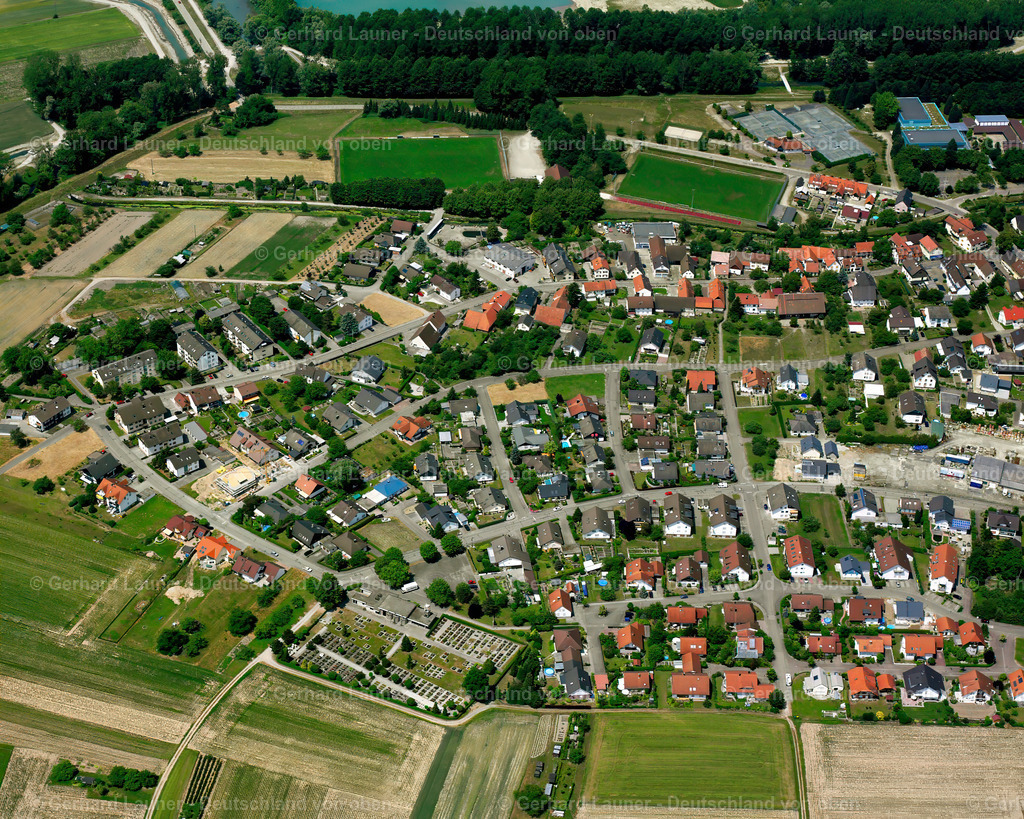 2526276 | GREFFERN 01.05.2005 Wohngebiet - Mischbebauung der Mehr- und Einfamilienhaussiedlung  in Greffern im Bundesland Baden-Württemberg, Deutschland // Residential area - mixed development of a multi-family housing estate and single-family housing estate  in Greffern in the state Baden-Wuerttemberg, Germany Foto: Gerhard Launer