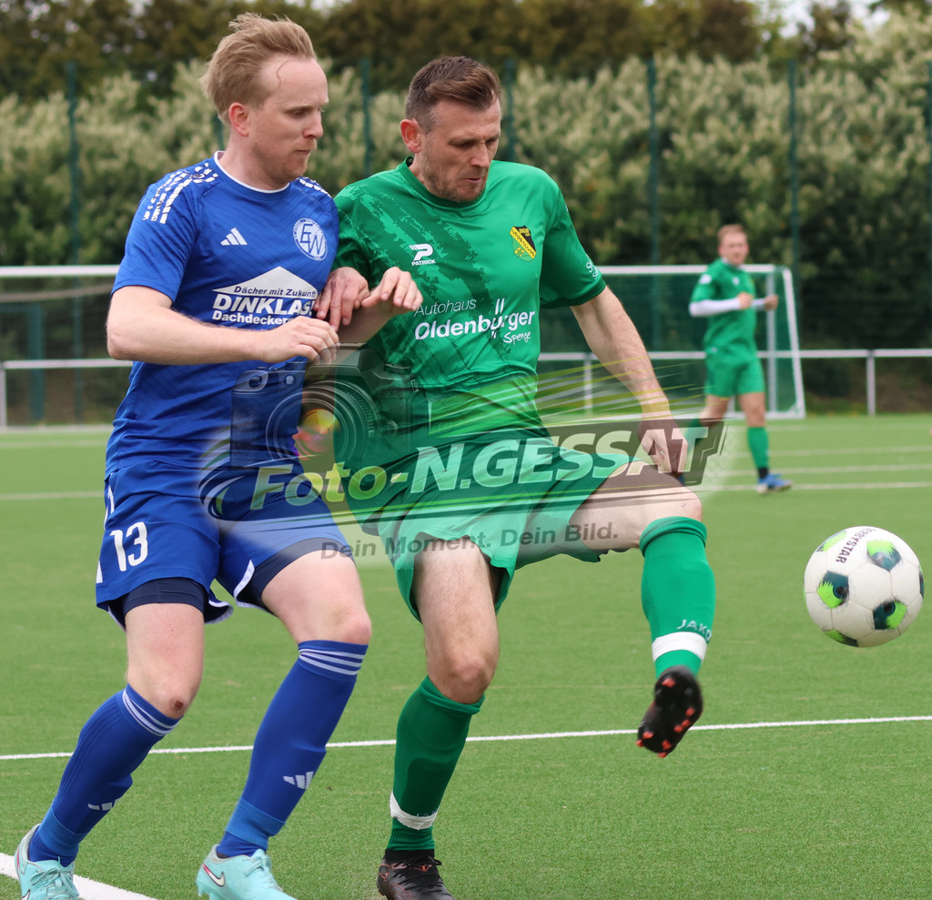SC Enger - SV Enger-Westerenger | Auf dem Bild zu sehen: grün SC Enger: Waldemar Jurez ; blau SV Enger-Westerenger: Henrik Jablonowski SC Enger, SV Enger-Westerenger, Saison 25/26, Kreisliga A, Enger, Deutschland - Realisiert mit Pictrs.com
