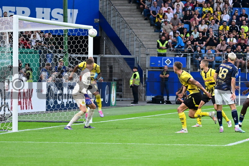 KBS Picture_PhoenixLuebeck-BorDortmund_017 | Fritzsche Leander (Phoenix Luebeck) koepft den Ball nach einer Ecke gegen die Latte ,Sportplatz :  Volksparkstadion, - Realisiert mit Pictrs.com