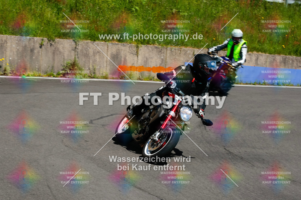 Moto-TeamOBK-22506 | Hier findet Ihr Bilder von Touristenfahrten auf der Nürburgring Nordschleife oder von anderen Veranstaltungen die ich besucht habe. Viel Spass beim Durch Schauen 