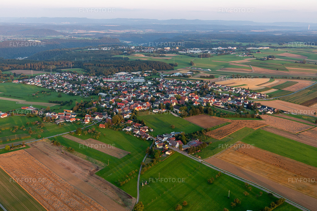 Luftbild: Ortsansicht im Ortsteil Hochmössingen in Oberndorf im Bundesland Baden-Württemberg in Deutschland. Foto: IMG_128632.jpg vom 25.08.2021 durch Werner Riehm/FLY-FOTO.de