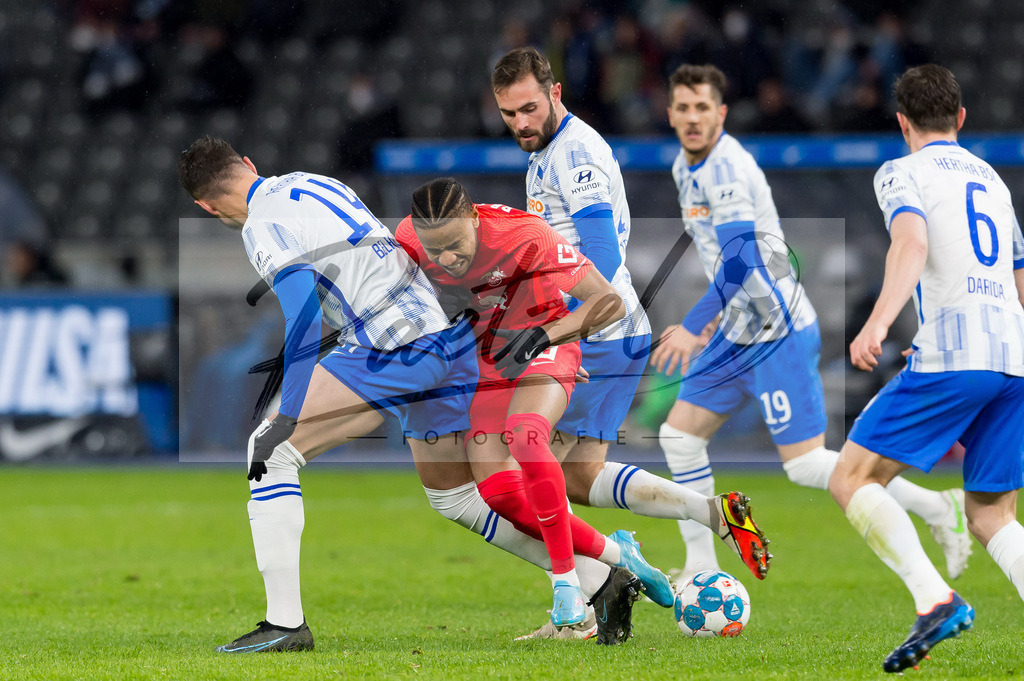 BSCRBL20220220_068 | Fussball, Herren: Ishak Belfodil (Hertha BSC), Christopher Nkunku (RB Leipzig) und Lucas Tousart (Hertha BSC) im Zweikampf bei dem Spiel der 1. Bundesliga zwischen Hertha BSC und RB Leipzig im Olypiastadion am 20.02.2022 in Berlin, Deutschland.DFB / DFL REGULATIONS PROHIBIT ANY USE OF PHOTOGRAPHS AS IMAGE SEQUENCES AND/OR QUASI-VIDEO. - Realisiert mit Pictrs.com