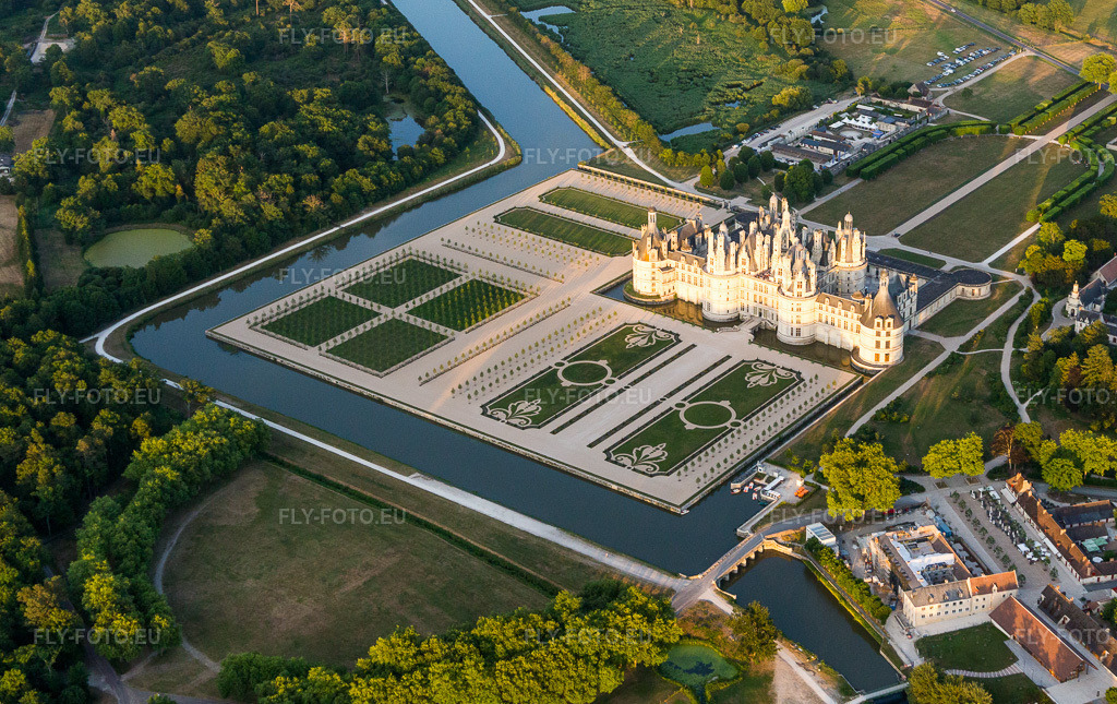Vue aérienne: Et les canaux autour du parc du château de Castle Chambord à Chambord dans le département Loir et Cher, France. Photo: IMG_101065.jpg prise le 23/06/2017 par Werner Riehm/FLY-FOTO.euRésolution de l'original: 4071 x 2564 px