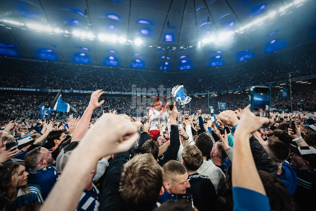 Fußball | Männer | Saison 2024/2025 | 2. Fußball-Bundesliga | 33. Spieltag | Hamburger SV vs. SSV Ulm 1846 | 10.05.2025 | Davie Selke (#27, HSV) feiert den Aufstieg wird von den Fans auf den Schultern getragen
