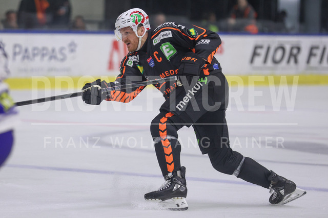 Moser Medical Graz 99ers vs EC iDM Wärmepumpen VSV – Ice Hockey    | Graz, Austria, 27.FEB.26 - ICE HOCKEY - ICE Hockey League, Graz 99ers vs Villacher SV. The image shows Korbinian Holzer (99ers).     