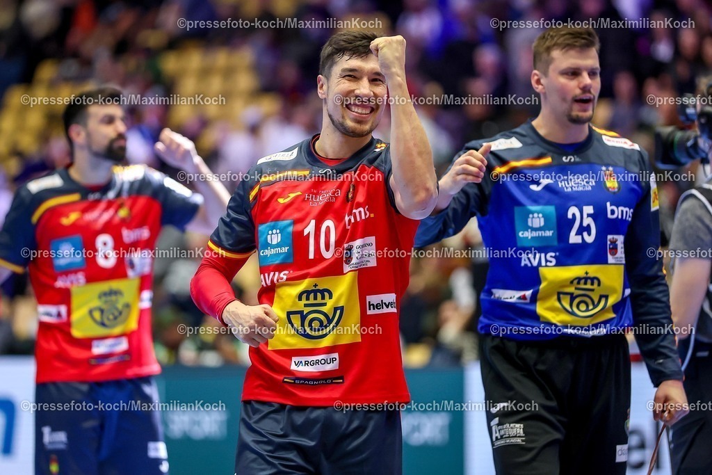 EHF15012601079 | 15.01.2026, Handball, Men's EHF EURO 2026, Spanien - Serbien, Jyske Bank Boxen in Herning, Dänemark, Preliminary Round: Abschlussjubel nach dem Sieg der Spanier gegen Serbien -  Alex Dujshebaev Dovichebaeva (Espania #10) jubelnd neben  Sergey Hernandez Ferrer (Espania #25) 