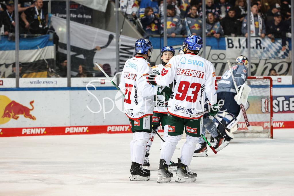 EHC München - Augsburger Panther | Freude bei Jere KARIJALAINEN (AEV #21) nach seinem Tor zum 2-4 im Powerplay / Jubel / Torschuezte /