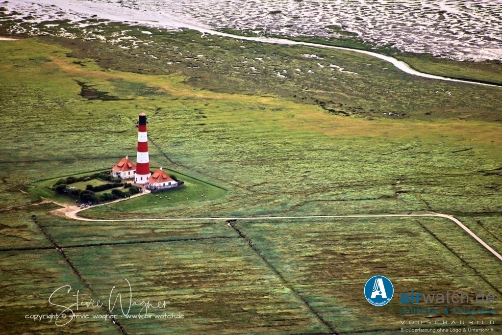 Westerhever Leuchtturm | Westerhever bietet auch verschiedene naturkundliche Exkursionen und Wattwanderungen im Nationalpark. Die Gemeinde ist ein beliebter Ferien- und Erholungsort mit einer weiten, grünen Ferienlandschaft. Besucher können sich in der Region auf dem Fahrrad betätigen, die salzhaltige Nordseeluft genießen und regionale Gastronomie ausprobieren.