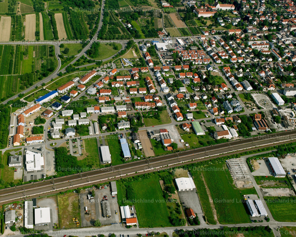 2526066 | BüHL 01.05.2005 Wohngebiet - Mischbebauung der Mehr- und Einfamilienhaussiedlung  in Bühl im Bundesland Baden-Württemberg, Deutschland // Residential area - mixed development of a multi-family housing estate and single-family housing estate  in Bühl in the state Baden-Wuerttemberg, Germany Foto: Gerhard Launer