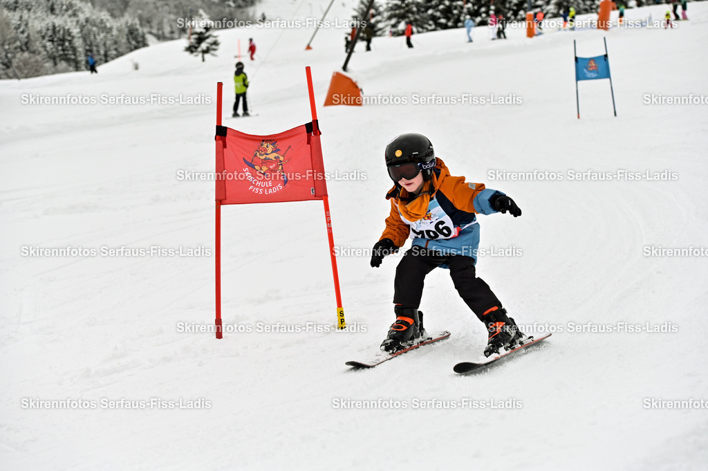 SRF_20.02.2026_0909 | Skirennfotos,Serfaus,Fiss,Ladis,Kinderskirennen,Winter,Tirol,Oberland,skirace,SFL,feelfree,weil wir's genießen,ski,Ski,skifahren,Sonnenplateau, - Realisiert mit Pictrs.com