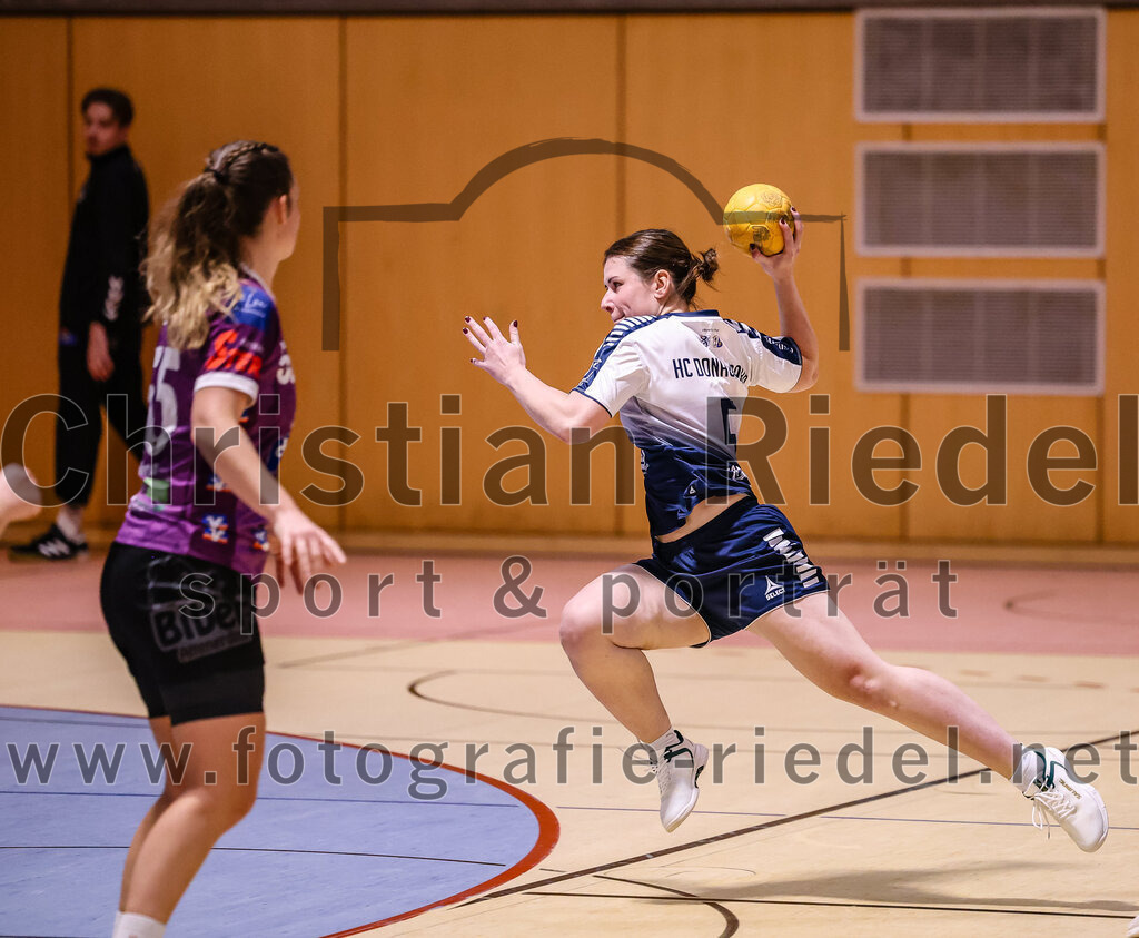 2024-11-24_061_SpVgg_Altenerding_gegen_HC_Donau-Paar_II | Erding, Deutschland, 24.11.2024:Handball, Bezirksoberliga Frauen Altbayern 2024 / 2024, 6. Spieltag, SpVgg Altenerding gegen HC Donau/Paar II, Endergebnis: 24:24Verena Kaiser (SpVgg Altenerding, #55), Patricia Ceka (HC Donau/Paar, #5)Foto: Christian Riedel / fotografie-riedel.net