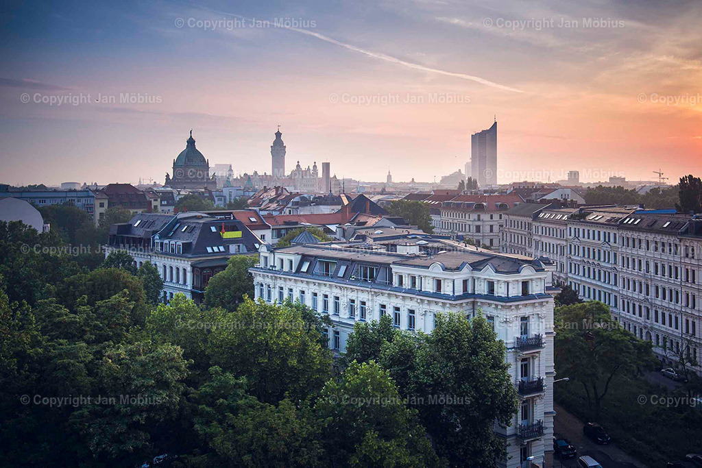 Leipzig von oben | Die Leipzig Skyline von oben ist ein echtes Highlight für Fotofans, Städtereisende und alle, die Leipzigs Kontraste zwischen Historie und Moderne schätzen – von City-Hochhäusern über Uni-Riese bis Völkerschlachtdenkmal und jede Menge Grün drumherum. - Realisiert mit Pictrs.com