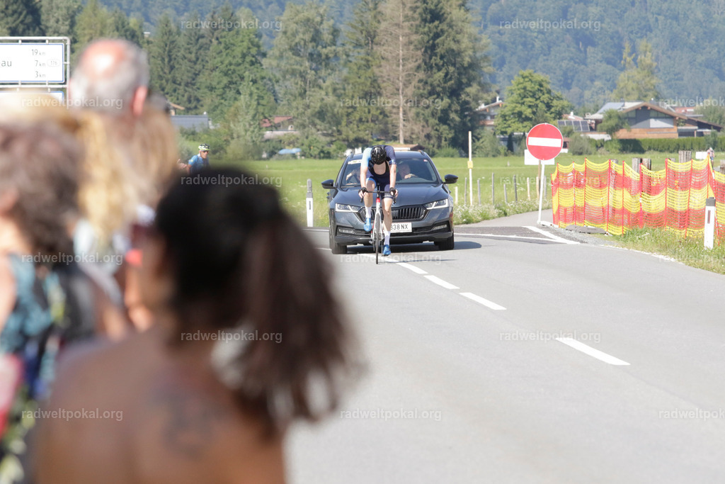 1211_20230817_Bewerb_Maenner_Muehlanger | AUT - OESTERREICH, 2023-08-16: SPORT RENNRAD-FAHREN - 55. INTERNATIONALER RADWELTPOKAL IN ST. JOHANN IN TIROL  - Vintage-Radrennen mit WM-Bronze-Medaillen-Siegerin Christina Schweinberger, den Teilnehmer und Alexander Baumann (vom Orginastions-Team) - TAG 2 BEWERB MAENNER IN SECHS GRUPPEN  ; Foto: Roland Muehlanger