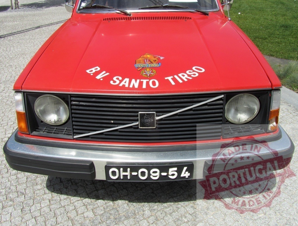 Red Volvo fire brigade vehicle from Santo Tirso | Red Volvo fire truck displaying the Santo Tirso fire brigade emblem - Realisiert mit Pictrs.com