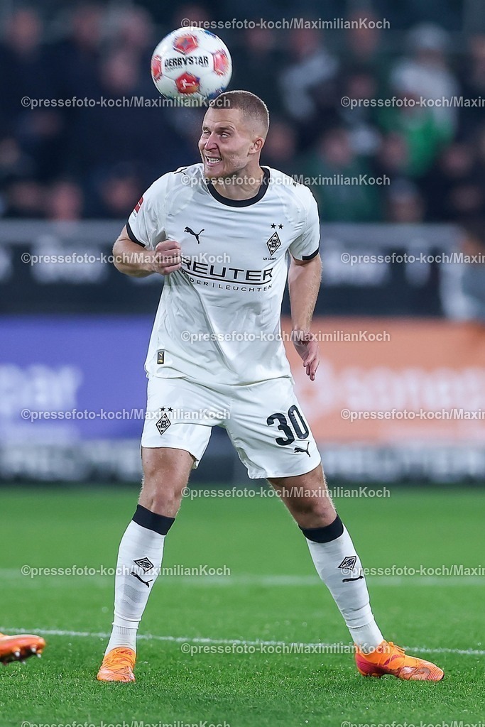 BMG05102501053 | 05.10.2025, Fußball, Borussia Mönchengladbach - SC Freiburg, 1. Fußball Bundesliga, Borussia-Park, Saison 2025 2026: Nico Elvedi&nbsp;(Borussia Mönchengladbach #30) DFB regulations prohibit any use of photographs as image sequences and or quasi-video.