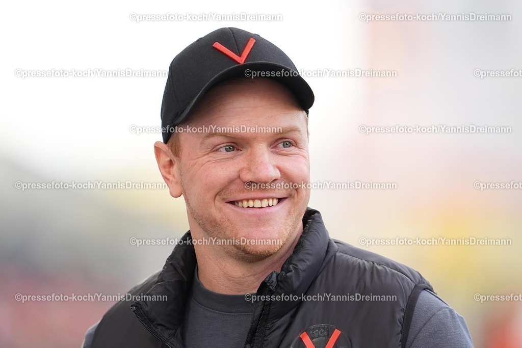 xYDRy18102501027 | 18.10.2025, xydrx, Fußball, 3.Liga, Rot-Weiss Essen - FC Viktoria Köln, Saison 2025 2026, Stadion an der Hafenstraße: Marian Wilhelm (Cheftrainer FC Viktoria Köln)   DFB regulations prohibit any use of photographs as image sequences and or quasi-video.
