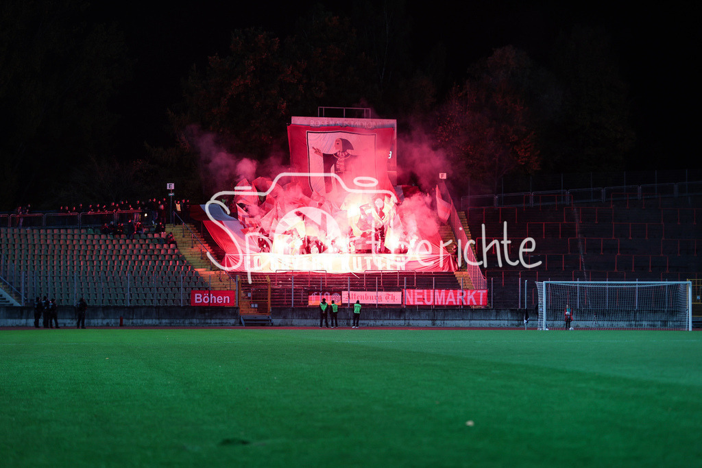 FC Augsburg II - FC Bayern Amateure | Die Fans aus Muenchen haben ein Intro vorbereitet / Choreo / Pyrotechnik / Pyro / Ultras /