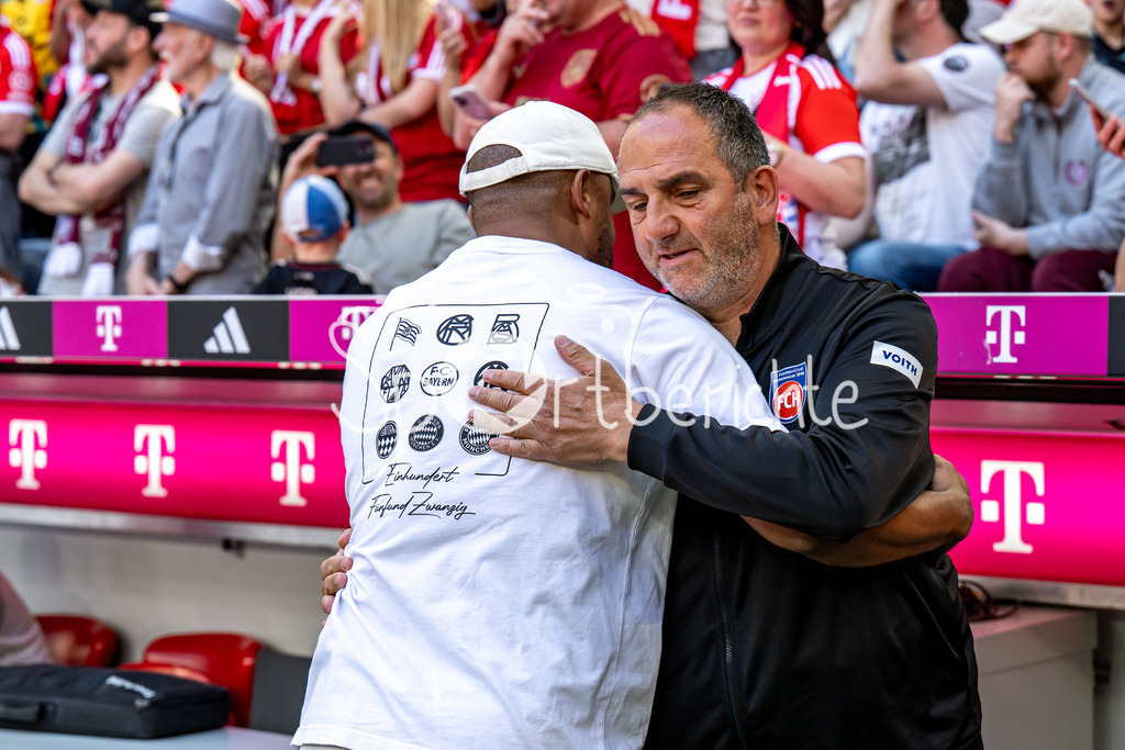 FC Bayern München - 1. FC Heidenheim | MUNICH, GERMANY - 02. MAI: im Bild  Vincent KOMPANY Trainer FC Bayern München und Frank SCHMIDT Trainer 1. FC Heidenheim vor dem Bundesligamatch zwischen dem FC Bayern München und dem 1. FC Heidenheim am 32. Spieltag in der Allianz Arena / DFL REGULATIONS PROHIBIT ANY USE OF PHOTOGRAPHS AS IMAGE SEQUENCES AND/OR QUASI-VIDEO