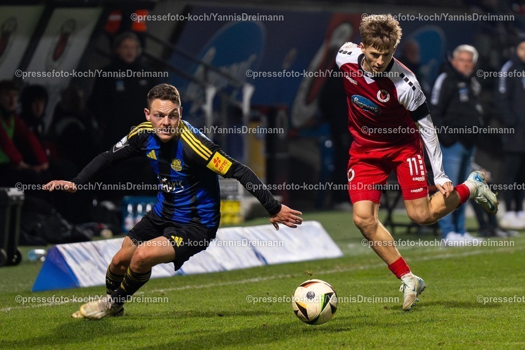 xYDR2802250101042 | 28.02.2025, xydrx, Fußball, Viktoria Köln - 1.FC Saarbrücken, 3.Liga, Sportpark Höhenberg, Saison 2024 2025: Robin Velasco (Viktoria Köln #11) im Zweikampf mit  Patrick Sontheimer (1.FC Saarbrücken #6). DFB regulations prohibit any use of photographs as image sequences and or quasi-video.