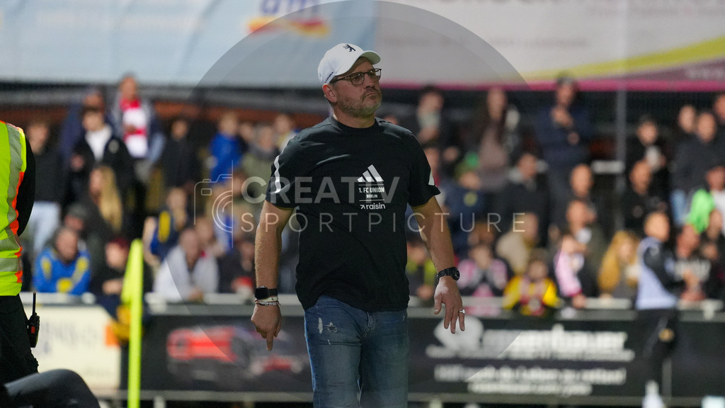 Fußball, Herren, Saison 2025/2026, Testspiel, Freundschaftsspiel, FSV 63 Luckenwalde vs. 1.FC Union Berlin, Mittwoch 08.10.2025, Werner-Seelenbinder-Stadion Luckenwalde, | Fußball, Herren, Saison 2025/2026, Testspiel, Freundschaftsspiel, FSV 63 Luckenwalde vs. 1.FC Union Berlin, Mittwoch 08.10.2025, Werner-Seelenbinder-Stadion Luckenwalde, Im Bild: Steffen Baumgart (Trainer 1.FC Union Berlin) - Realisiert mit Pictrs.com