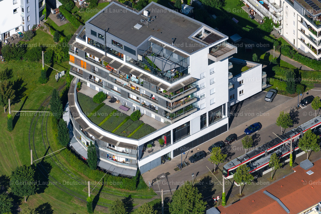 4033905 | FREIBURG IM BREISGAU 30.06.2020 Gebäude eines Mehrfamilien- Wohnhauses mit begrünten Terassen in der Straßenbahn - Wendeschleife an der Straße Rieselfeldallee im Ortsteil Rieselfeld in Freiburg im Breisgau im Bundesland Baden-Württemberg, Deutschland. // Building of an apartment building with green terraces in the tram - turning loop on the street Rieselfeldallee in the district Rieselfeld in Freiburg im Breisgau in the state Baden-Wuerttemberg, Germany. Foto: Gerhard Launer