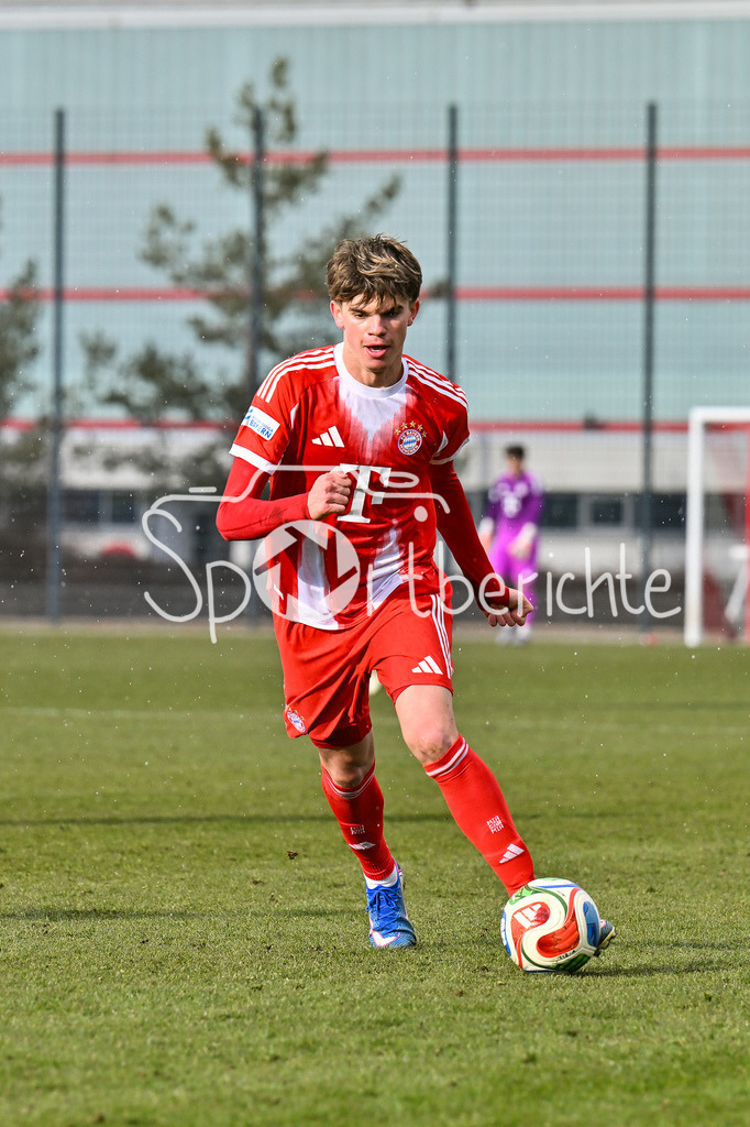 FC Bayern Amateure - FC Viktoria Pilsen U23 | MUNICH, GERMANY - 03. FEBRUARY: am Ball Guido DELLA ROVERE (FC Bayern München II 10) während dem Testspiel zwischen den Amateuren des FC Bayern und dem FC Viktoria Pilsen B am FC Bayern Campus