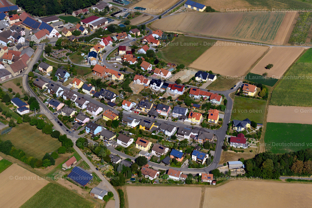3650470 | EICHELSEE 13.09.2016 Wohngebiet einer Einfamilienhaus- Siedlung am Rande von landwirtschaftlichen Feldern in Eichelsee im Bundesland Bayern, Deutschland // Single-family residential area of settlement on the edge of agricultural fields in Eichelsee in the state Bavaria, Germany Foto: Gerhard Launer