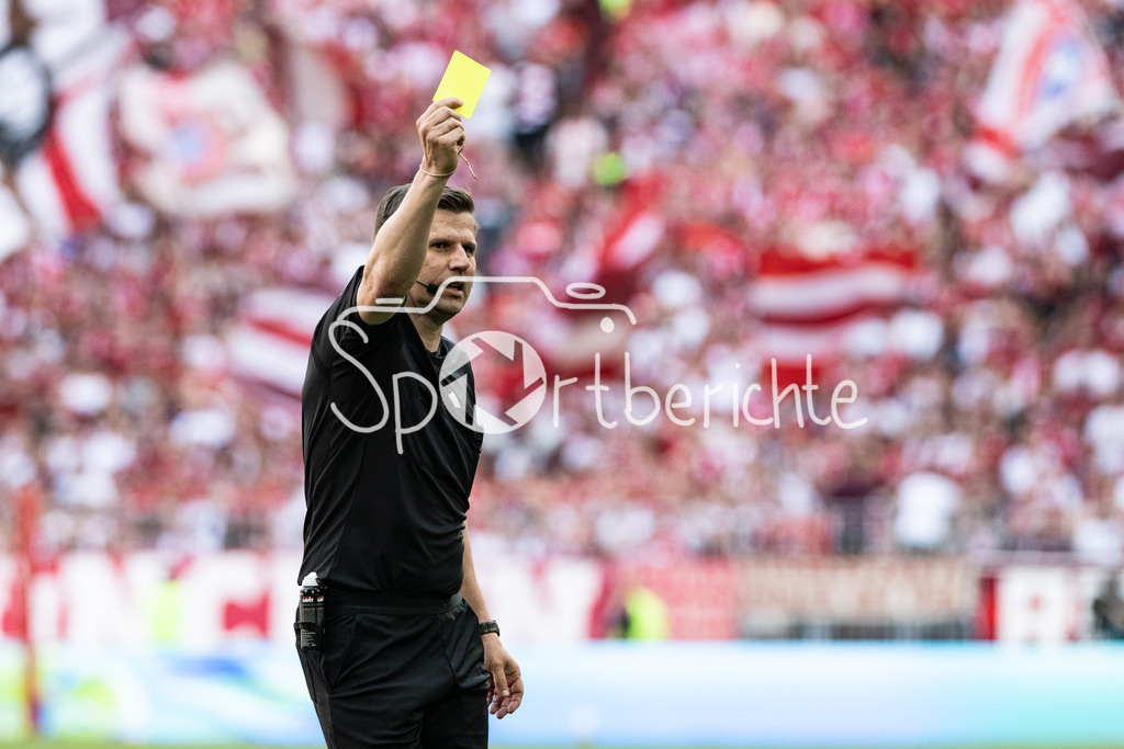FC Bayern München - 1. FC Heidenheim | MUNICH, GERMANY - 02. MAI: im Bild Schiedsrichter Frank WILLENBORG zeigt die gelbe Karte während dem Bundesligamatch zwischen dem FC Bayern München und dem 1. FC Heidenheim am 32. Spieltag in der Allianz Arena / DFL REGULATIONS PROHIBIT ANY USE OF PHOTOGRAPHS AS IMAGE SEQUENCES AND/OR QUASI-VIDEO