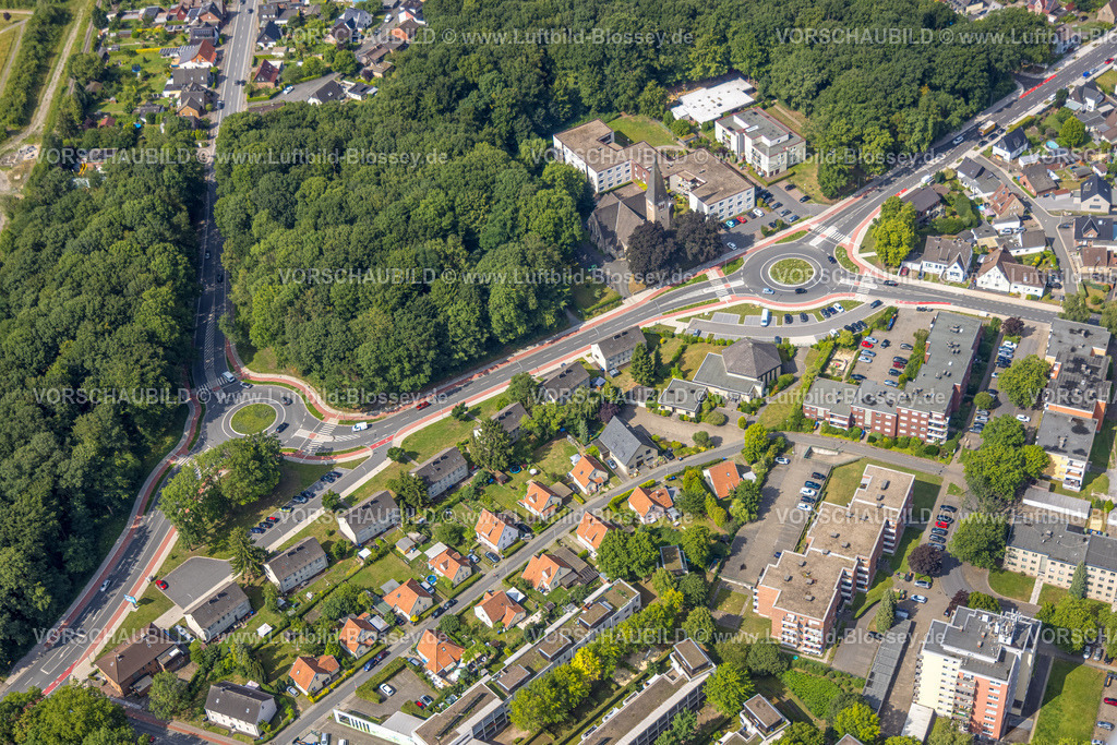 Hamm250700211Bockum-Hoevel | Luftbild, Kreisverkehr und Radwege Friedrich-Ebert-Straße und Hammer Straße mit evang. Kreuzkirche und EFG Hamm Bockum-Hövel Baptisten Kirche, Kreisverkehr und Radwege Hammerstraße und Bülowstraße mit Waldgebiet und Parkplatz, Bockum-Hövel, Hamm, Ruhrgebiet, Nordrhein-Westfalen, Deutschland