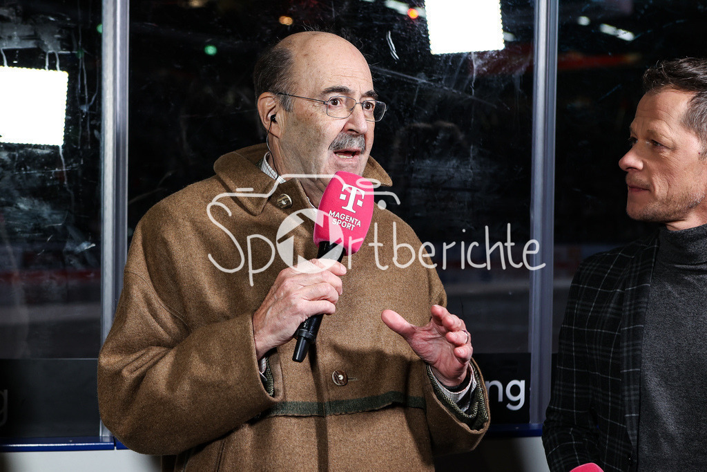 Augsburger Panther - Nürnberg ICE Tigers | Fritz von Thurn und Taxis am Mikrofon von Magenta Sport beim DEL Retro Spiel zwischen Augsburg und Nürnberg / Sascha BANDERMANN