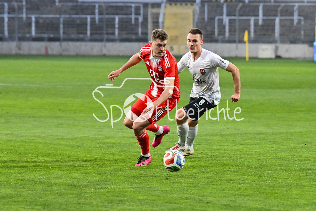 FC Bayern Amateure - TSV Aubstadt | MÜNCHEN, GERMANY - 24. APRIL: im Duell David HEINDL (FC Bayern München II 4) und Nico SCHMIDT (TSV Aubstadt 8) während dem Match zwischen den Amateuren des FC Bayern und dem TSV Aubstadt am 31. Spieltag der Regionalliga Bayern im Grünwalder Stadion