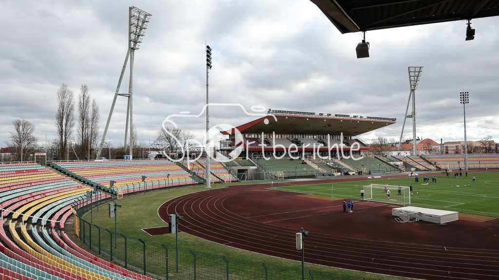 VSG Altglienicke - Viktoria Berlin | Der Friedrich-Ludwig-Jahn-Sportpark in Berlin erstrahlt beim Heimspiel der VSG Altlienicke / Stadionfoto / Stadion Foto / Fussballstadion / Fussball Stadion / Symbolbild /