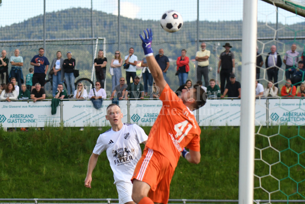 Bezirksliga Ost: SpVgg Ruhmannsfelden : FC Künzing | Felix Brunner  (SpVgg Ruhmannsfelden) Torschütze zum 1:0 Siegtreffer - Realisiert mit Pictrs.com