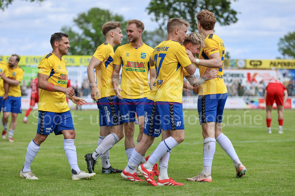 Fussball, Aufstiegsrunde Regionalliga Nord, SV Todesfelde - Blumenthaler SV | Spieler von SV Todesfelde mit Torjubel, Jubel, jubeln, jubelt, optimistisch, Spielszene, Highlight, Freude über das Tor zum 2:0
