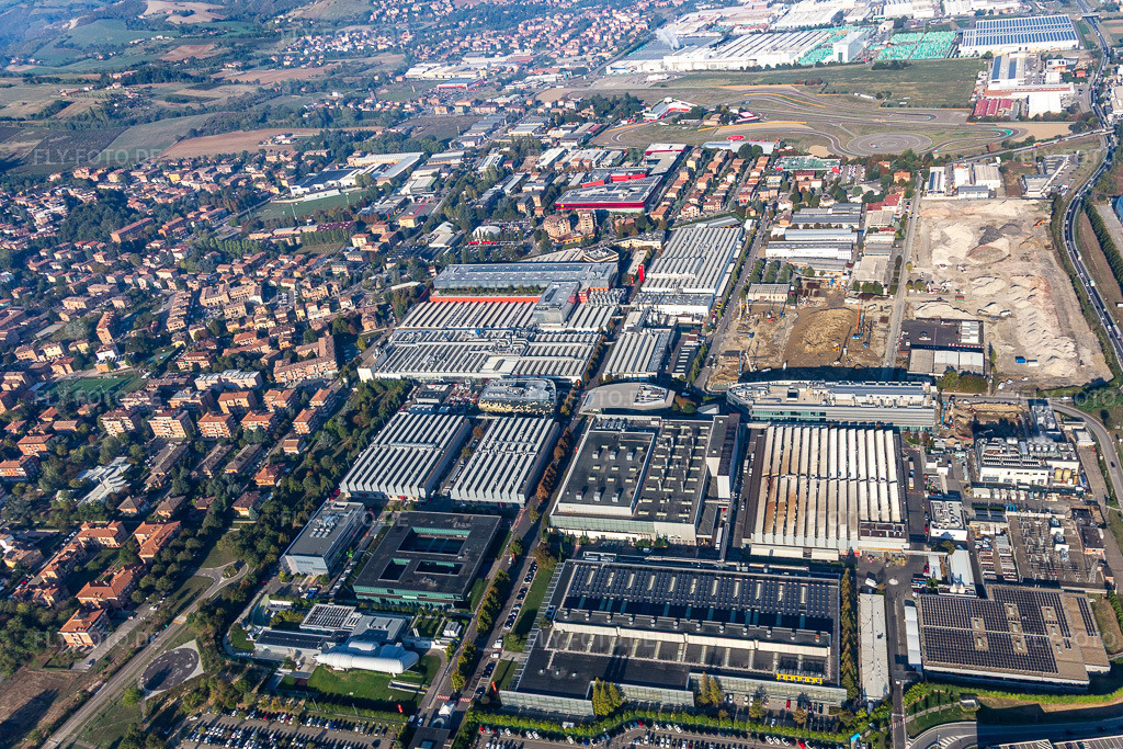 Luftbild: Ferrari S.P.A. in Maranello im Bundesland Modena in Italien. – Foto: IMG_134927.jpg vom 20.09.2022 durch Werner Riehm/FLY-FOTO.de – Auflösung des Originals: 4897 x 3265 px – WWW.FERRARI.COM