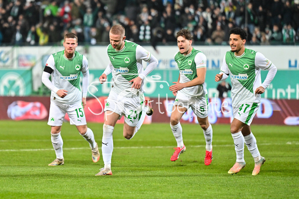 SpVgg Greuther Fürth - 1. FC Magdeburg | FUERTH, GERMANY - 06. FEBRUARY: Jubel der Fürther nach dem Treffer zum 1-0 durch Brynjar Ingo BJARNASON (SpVgg Greuther Fürth 25) / Tor / Torschuetze / Freude / Happy während dem Match zwischen der SpVgg Greuther Fürth und dem 1. FC Magdeburg am 21. Spieltag der 2. Bundesliga im Sportpark Ronhof Thomas Sommer