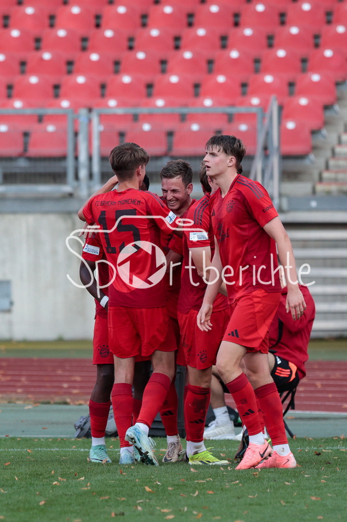 1. FC Nürnberg II - FC Bayern Amateure | Jubel nach dem Treffer zum 1-1 durch Timo Kern (FCB #10) / Treffer / Freude / Torschuezte