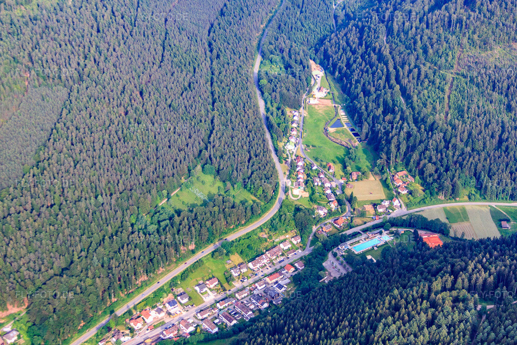 Luftbild: Waldfreibad Calmbach im Ortsteil Calmbach in Bad Wildbad im Bundesland Baden-Württemberg in Deutschland. – Foto: IMG_66794.jpg vom 07.06.2014 durch Werner Riehm/FLY-FOTO.de – Auflösung des Originals: 4752 x 3168 px – Freibad | Waldfreibad Calmbach | Bad Wildbad