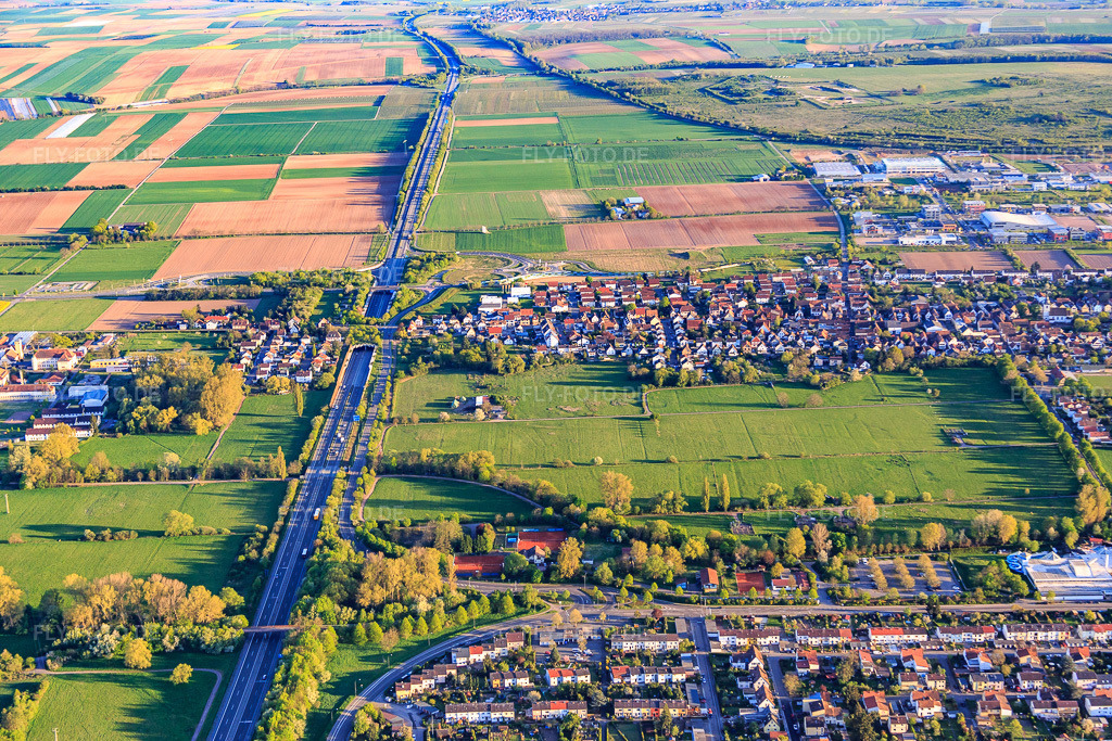 Luftbild: Ortsansicht aus Nordwesten im Ortsteil Queichheim in Landau im Bundesland Rheinland-Pfalz in Deutschland. Foto: IMG_077472.jpg vom 21.04.2015 durch Werner Riehm/FLY-FOTO.de