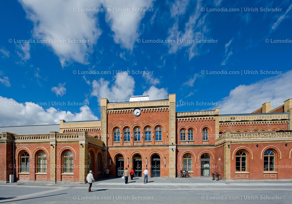 00491-1211 - Bahnhof Halberstadt | Stockfoto und Bilderpool mit Bildmaterial aus Deutschland, dem Harz, Halberstadt, Quedlinburg, Wernigerode und weltweit. Qualitativ hochwertige und professionelle Fotos anschauen und kaufen. - Realisiert mit Pictrs.com