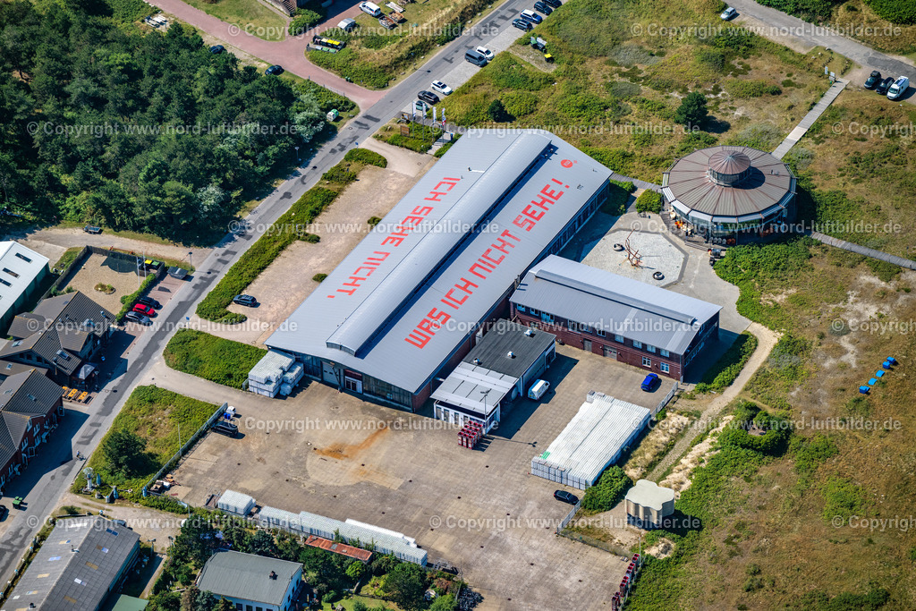 Sylt_Rantum_Meerkabarett_Sylt_Sylt_Qülle_Getränkehandel_ELS_5213130825 | SYLT 13.08.2025 Gebäude und Produktionshallen auf dem Getränkeherstellungs- Werksgelände " SYLT QUELLE MINERALWASSER " mit der Dach- Losung " Ich sehe nicht, was ich nicht sehe " an der Hafenstraße im Ortsteil Rantum (Sylt) in Sylt Nordsee - Insel im Bundesland Schleswig-Holstein, Deutschland. // Buildings and production halls on the beverage production site "SYLT QUELLE MINERALWASSER" with the roof slogan "I dont see what I dont see" on Hafenstrasse in the district of Rantum (Sylt) on Sylt, North Sea island in the federal state of Schleswig-Holstein, Germany. Foto: Martin Elsen