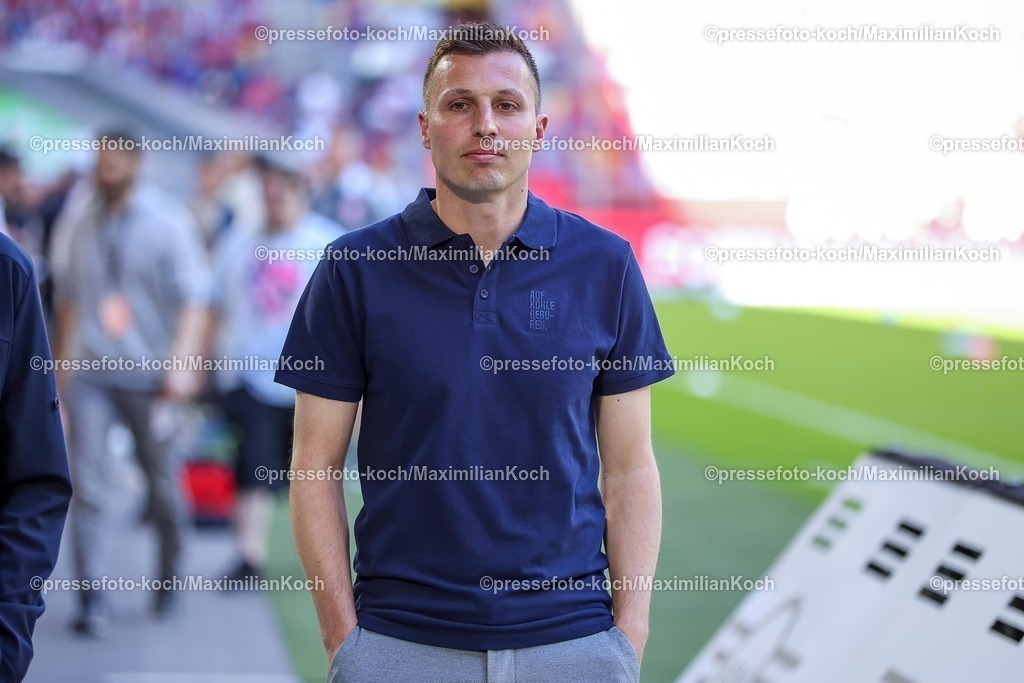 F9510052502116 | 10.05.2025, Fußball, Fortuna Düsseldorf - FC Schalke 04, 2. Fußball Bundesliga, Merkur Spiel-Arena, Saison 2024 2025: Trainer Jakob Fimpel (S04 Cheftrainer) DFB regulations prohibit any use of photographs as image sequences and or quasi-video.