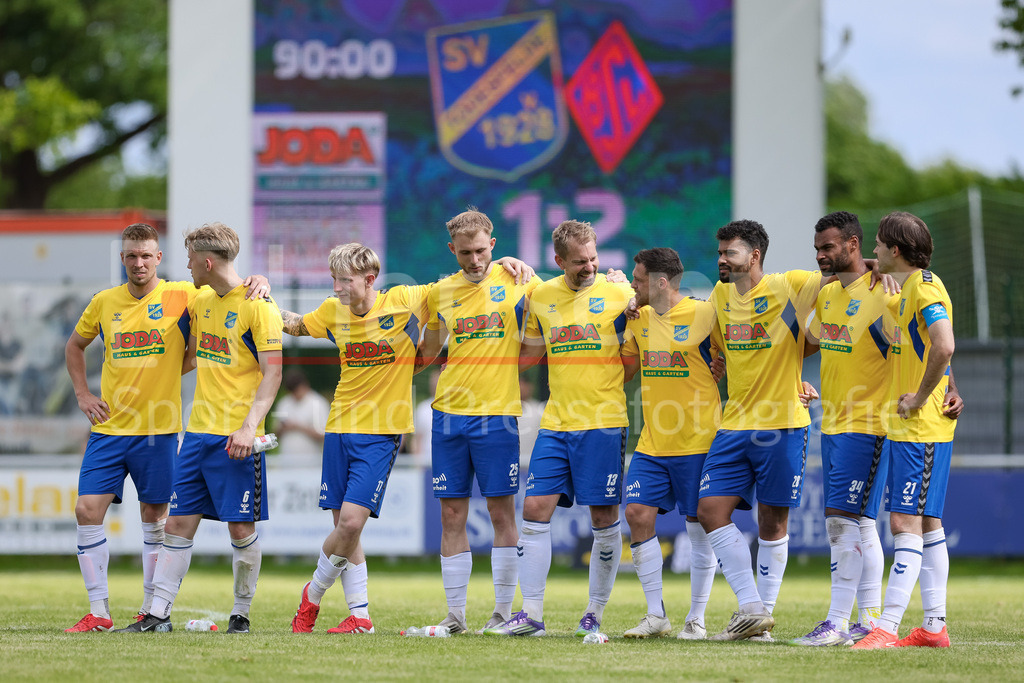 Fussball, Aufstiegsrunde Regionalliga Nord, SV Todesfelde - Blumenthaler SV | Spieler von SV Todesfelde beim Elfmeterschießen im Mittelkreis