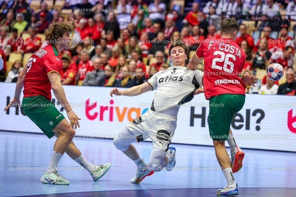 EHF22012601038 | 22.01.2026, Handball, Men's EHF EURO 2026, Deutschland - Portugal, Jyske Bank Boxen in Herning, Dänemark, Main Round:  Nils Lichtlein (Germany #03) im Zweikampf gegen   Gabriel Oliveira Cavalcanti (Portugal #95)  Francisco Mota Costa (Portugal #26) 