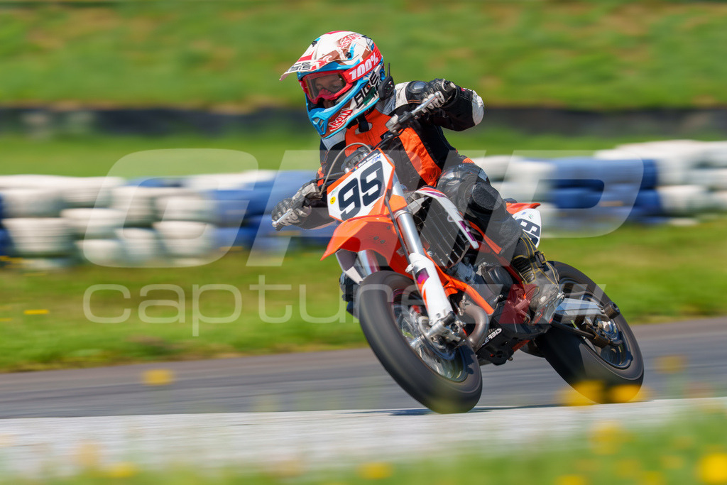 G-Cup + Supermoto Staatsmeisterschaft + Hungarian Supermoto Championship | GRIPcapture steht für authentische Sportfotografie in Österreich – für Momente, die mehr sind als Geschwindigkeit oder Ergebnis. Es geht um Emotion, Spannung, Fokus und den Augenblick, der oft nur einen Wimpernschlag dauert.Ob Motorsport, Teamsport oder 