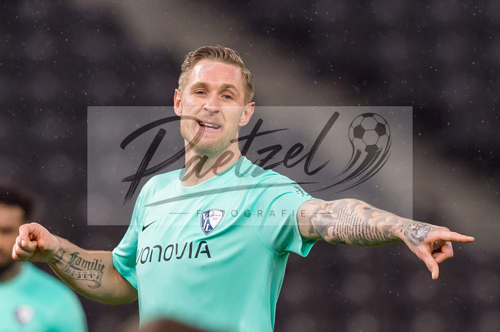 HERBOC20220204_274 | Fussball, Herren: Sebastian Polter (VfL Bochum) gestikuliert, Gestik bei dem Spiel der 1. Bundesliga zwischen Hertha BSC und VfL Bochum im Olypiastadion am 04.02.2022 in Berlin, Deutschland.DFB / DFL REGULATIONS PROHIBIT ANY USE OF PHOTOGRAPHS AS IMAGE SEQUENCES AND/OR QUASI-VIDEO. - Realisiert mit Pictrs.com